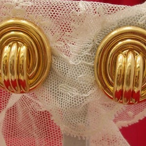 Belle paire de clips d'oreilles dorée forme ovale avec godrons de 24 x 26 mm pour dame image 1