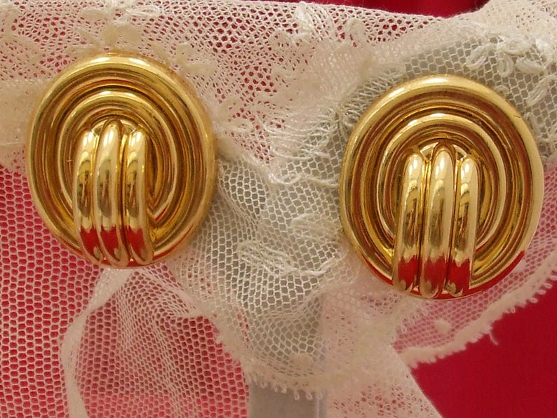 Belle paire de clips d'oreilles dorée forme ovale avec godrons de 24 x 26 mm pour dame image 1