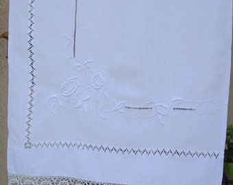 Paire de Rideaux Brise-vue , brise bise en Coton Blanc ancien, Brodé de Fleurs, et Dentelles aux Fuseaux
