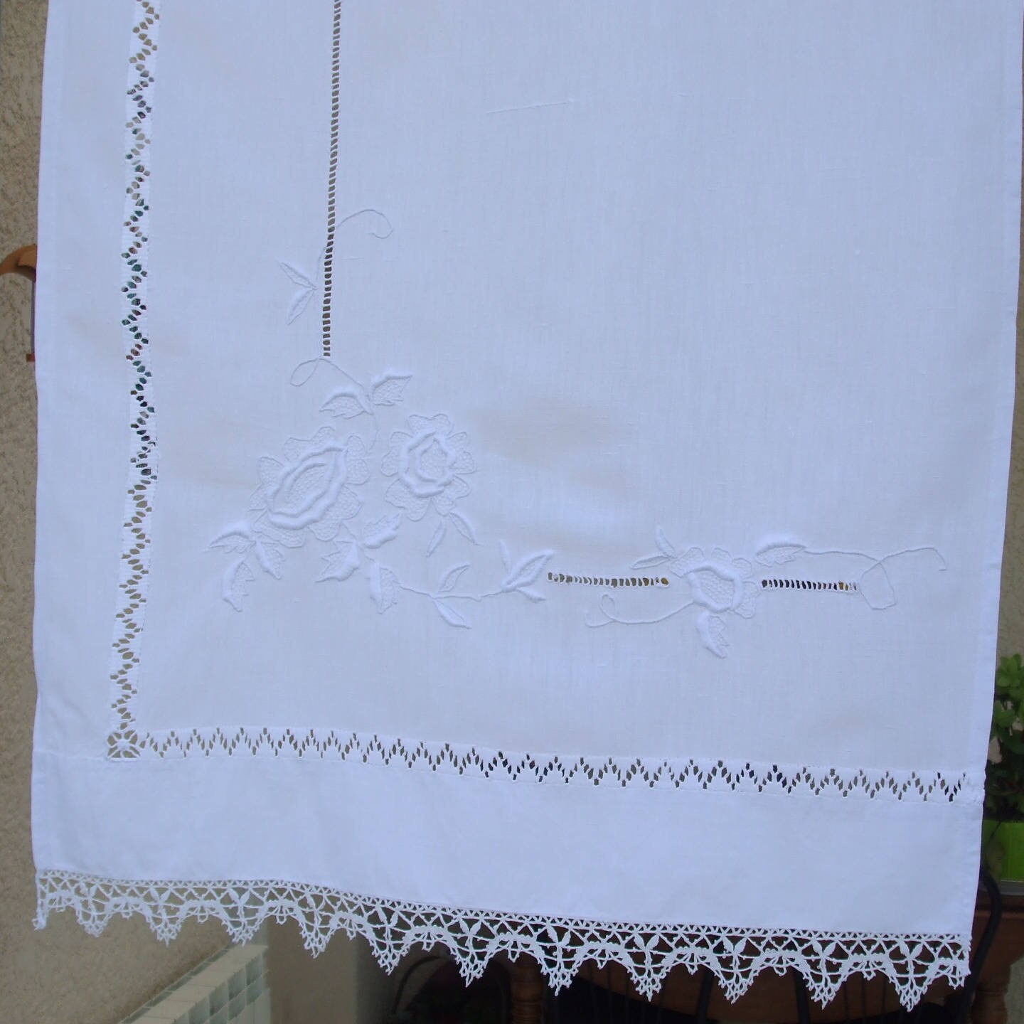 Paire de Rideaux Brise-Vue , Brise Bise en Coton Blanc Ancien, Brodé Fleurs, et Dentelles Aux Fuseau