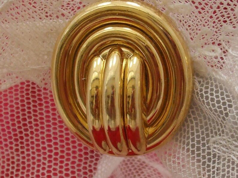 Beautiful pair of oval-shaped golden ear clips with 24 x 26 mm godrons for lady image 2