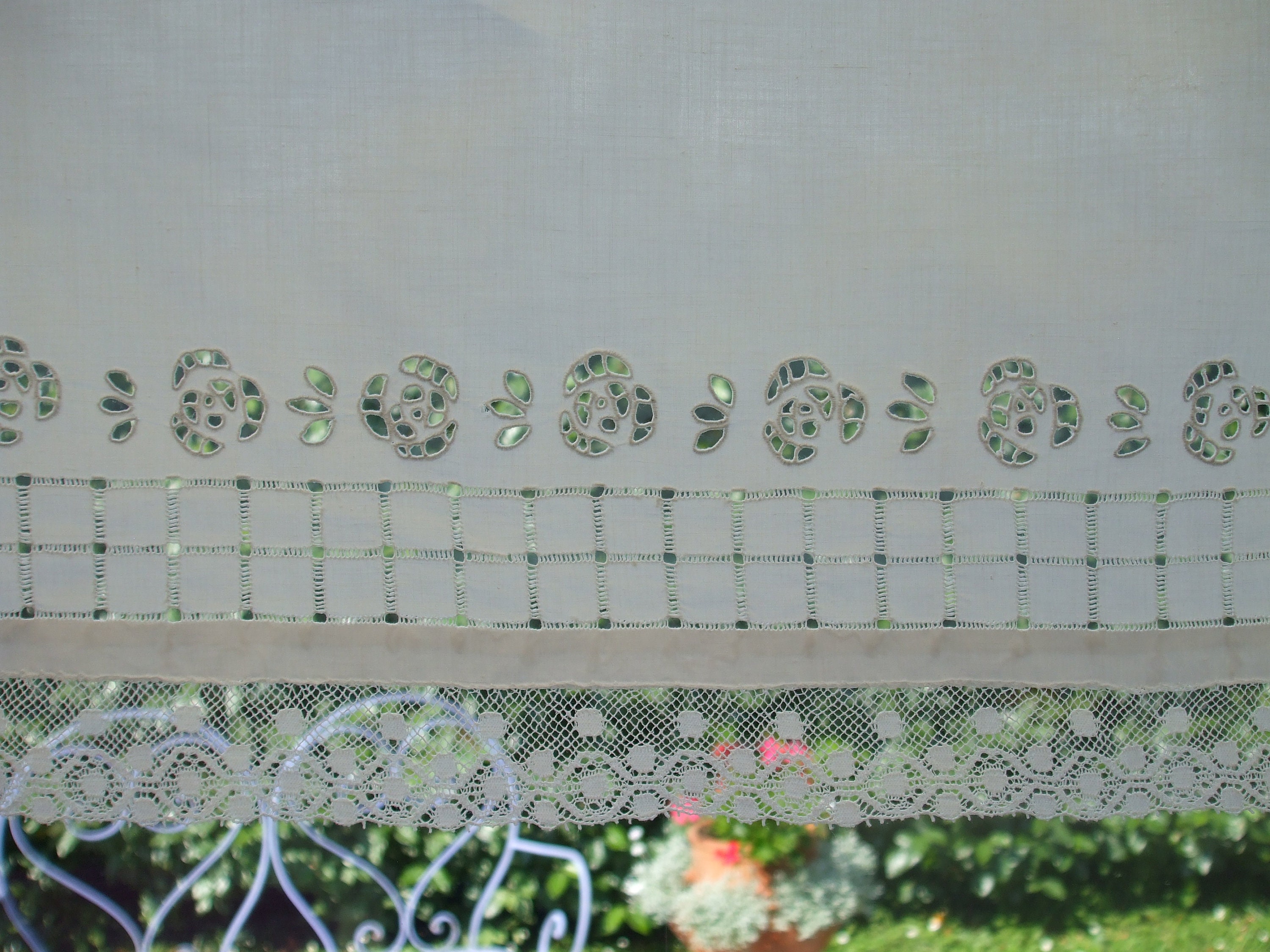 Petit Rideau Brise Vue en Batiste de 55 cm L X 36 H, Broderie Anglaise Main