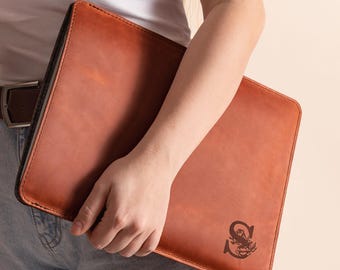 Felt-Lined Leather MacBook Sleeve 13 14 15 16" | Personalized Laptop Cover | Engraved MacBook Air & Pro Case M1–M5