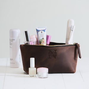 Leather makeup travel case,  women, womens leather makeup bag, personalized make up pouch, leather cosmetic bag personalized with initials