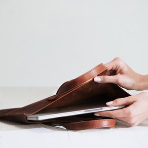 Premium leather laptop sleeve with handle, Leather MacBook sleeve with pocket for MacBook Air 2020, 16 inch MacBook bag Bild 10