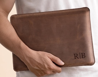 Personalized Leather MacBook Sleeve with Felt Inside | MacBook Air & Pro Case 13–16" | Leather Laptop Cover