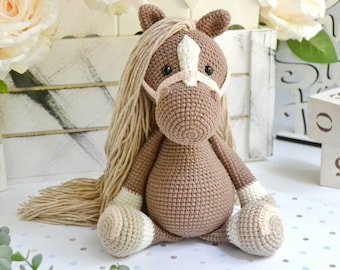Cheval au crochet, cheval en peluche, jouet poney cheval, décor de ferme, décor de ranch
