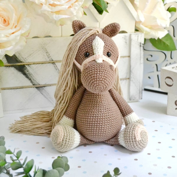 Cheval au crochet, cheval en peluche, jouet poney cheval, décor de ferme, décor de ranch