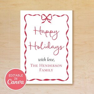 Può includere: Un biglietto bianco con testo rosso e un bordo a nastro rosso. Le parole "Happy Holidays" sono scritte in corsivo, con "with love, The Henderson Family" sotto. Un cerchio rosa con le parole "Editable in Canva" si trova nell'angolo in basso a sinistra.