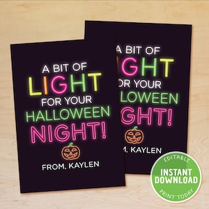 Op de afbeelding: Twee zwarte Halloween-kaarten met neon-achtige tekst met de tekst "A bit of light for your Halloween night!" en een pompoenafbeelding. De kaarten bevatten ook de tekst "From, Kaylen" en een groene cirkel met de tekst "Editable Instant Download Print Today".