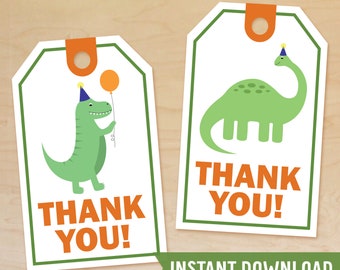 Könnte beinhalten: Zwei druckbare Dinosaurier-Dankeschön-Etiketten. Die Etiketten sind weiß mit grünen und orangen Rändern. Eine Etikette zeigt einen grünen Dinosaurier, der einen Ballon hält. Die andere Etikette zeigt einen grünen Dinosaurier mit langem Hals. Beide Etiketten sagen "Danke!" in orangefarbenem Text.