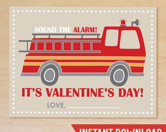 Könnte beinhalten: Eine druckbare Valentinstagskarte mit einem roten Feuerwehrauto mit einer gelben Leiter und dem Text "Alarm schlagen! Es ist Valentinstag! Liebe, ".