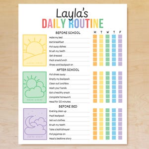 Puede incluir: Un gr&aacute;fico de rutina diaria colorido para "Layla" con secciones para antes de la escuela, despu&eacute;s de la escuela y antes de acostarse. Cada secci&oacute;n enumera tareas con casillas de verificaci&oacute;n para cada d&iacute;a de la semana. Incluye ilustraciones de sol, nubes y luna.