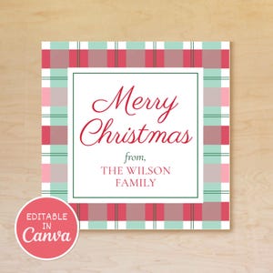 Può includere: Un'etichetta regalo di Natale quadrata con un motivo a quadri rosso, rosa e verde menta. Il testo "Merry Christmas" è in corsivo, con "from, THE WILSON FAMILY" sotto. Un cerchio rosa con "EDITABLE IN Canva" è in basso a sinistra.