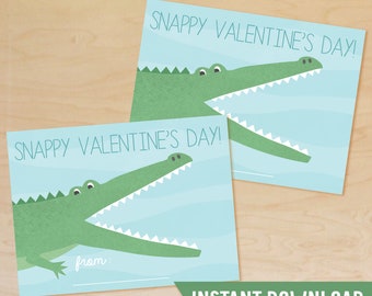 Op de afbeelding: Twee printbare Valentijnsdagkaarten met een groene alligator met een open bek. De tekst op de kaarten luidt "Snappy Valentine's Day!" en "van:".