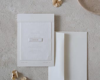 Invitación de boda con etiqueta, borde rasgado, borde desbarbado, natural, minimalista, simple, lino, invitación de boda