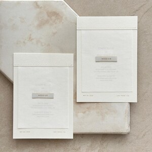 Invitación de boda con etiqueta, borde rasgado, borde desbarbado, natural, minimalista, simple, lino, invitación de boda
