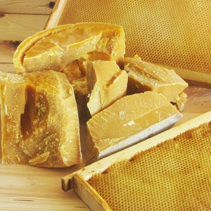 Natuurlijke bijenwas, gezuiverd in water, GROOTHANDEL. Voor het maken van kaarsen, handwerk, zalven. Cosmetische kwaliteit. Zuivere gele natuurlijke bijenwas.