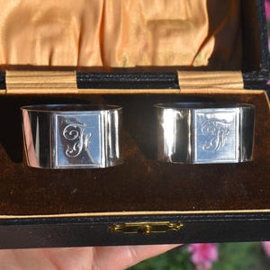 Superbo paio di anelli per tovaglioli in argento sterling del 1927 - 65 g