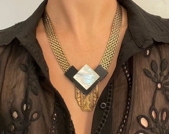 Ermani Bulatti Década de 1990- Magnífico collar estilo Art Déco en latón color bronce, nácar y resina estilo ónix negro- Firmado- ¡Haute Fantaisie!