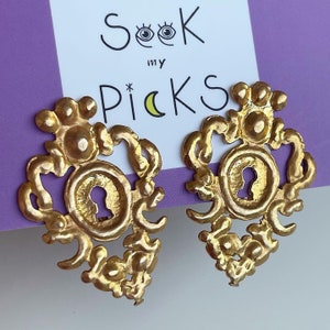 Rochas Paris 1980&#39;s - Mysterious clip earrings in yellow gold plated tinplate - Signed Rochas Paris