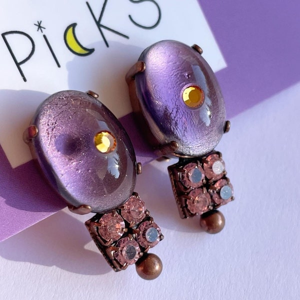 Zoé Coste for Réminiscence Paris 1990's - Adorable little ear clips with glass paste and parma-colored crystal cabochons - Signed