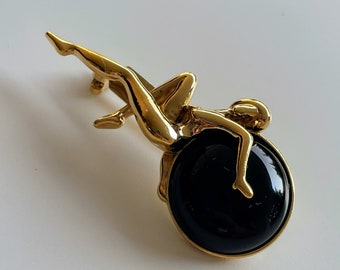 Charles Jourdan by Julian Snelling 1980's- Précieuse petite broche sculpture en bronze plaqué or jaune et cabochon de pierre onyx (4 x 2 cm)