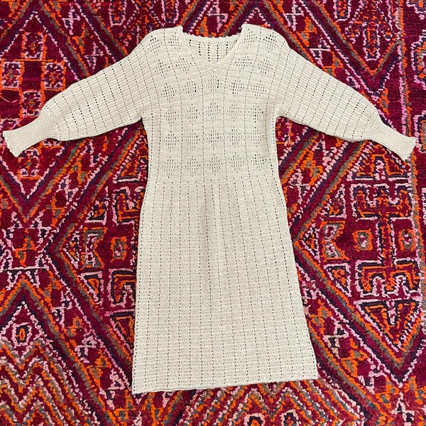 1970's- Robe bohème mi-longue en crochet couleur beige, entièrement réalisée à la main par de talentueuses mains! pièce unique! Taille S/M