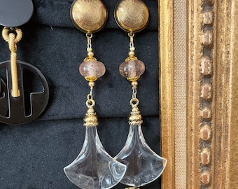 Ermani Bulatti 1990&#39;s - Ultra long clip-on earrings in brass and plexiglass - Signed (length 12 cm)