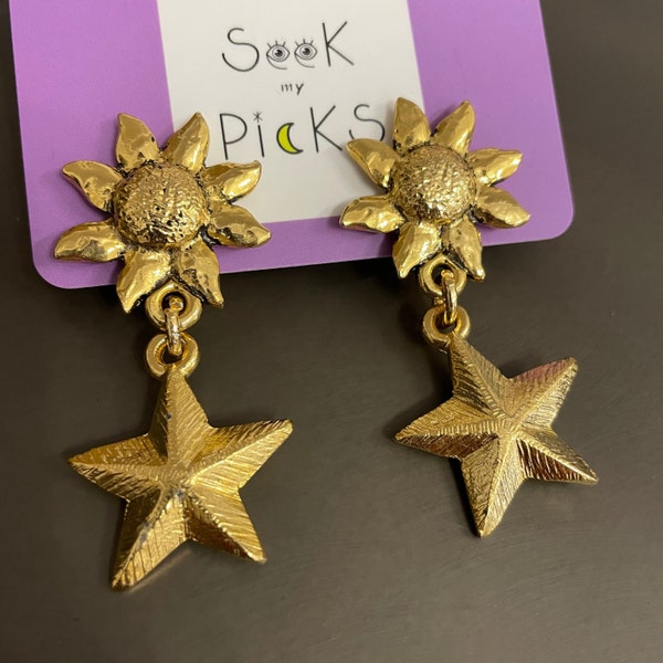 Moschino 1990's- Boucles d'oreilles clips soleils (ou tournesols?) et étoiles en étain doré- Signées au niveau des clips- Longueur 7 cm