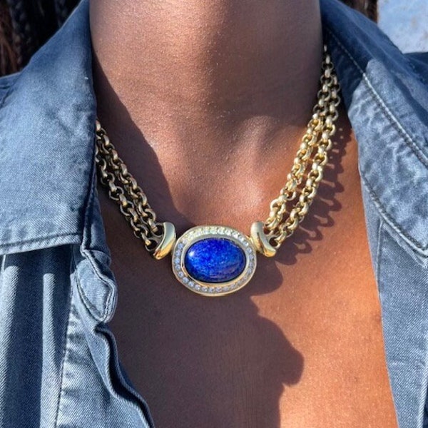 Grossé 1980's- Superbe collier double chaîne maille ronde plaqué or jaune, cabochon de verre bleu lapis cerné de cristaux- Ajustable- Signé