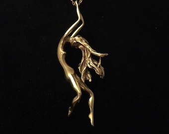 Charles JOURDAN de Julian Snelling años 1980- Colgante escultural de gran tamaño- Mujer desnuda con pelo largo- Bronce bañado en oro- ¡Coleccionista!