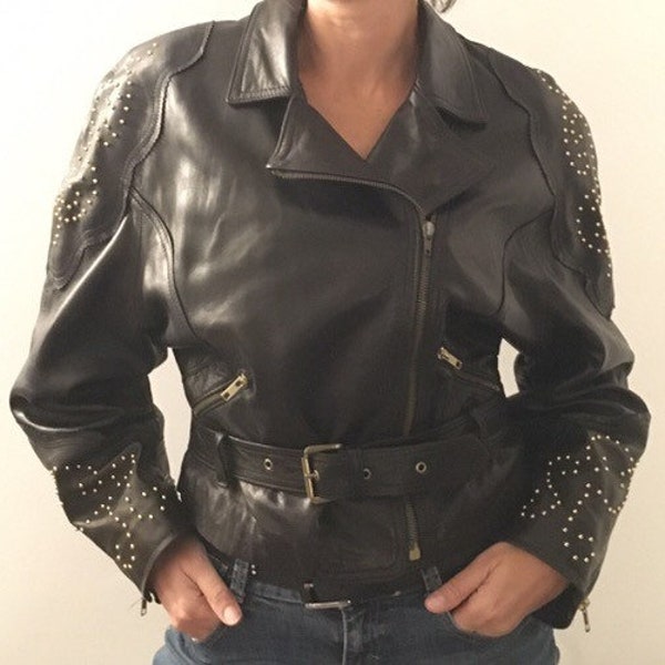 1980's- Blouson/ veste style perfecto ultra féminin- Cuir noir souple, finement clouté doré, ceinture et laçage dans le dos- Made in France