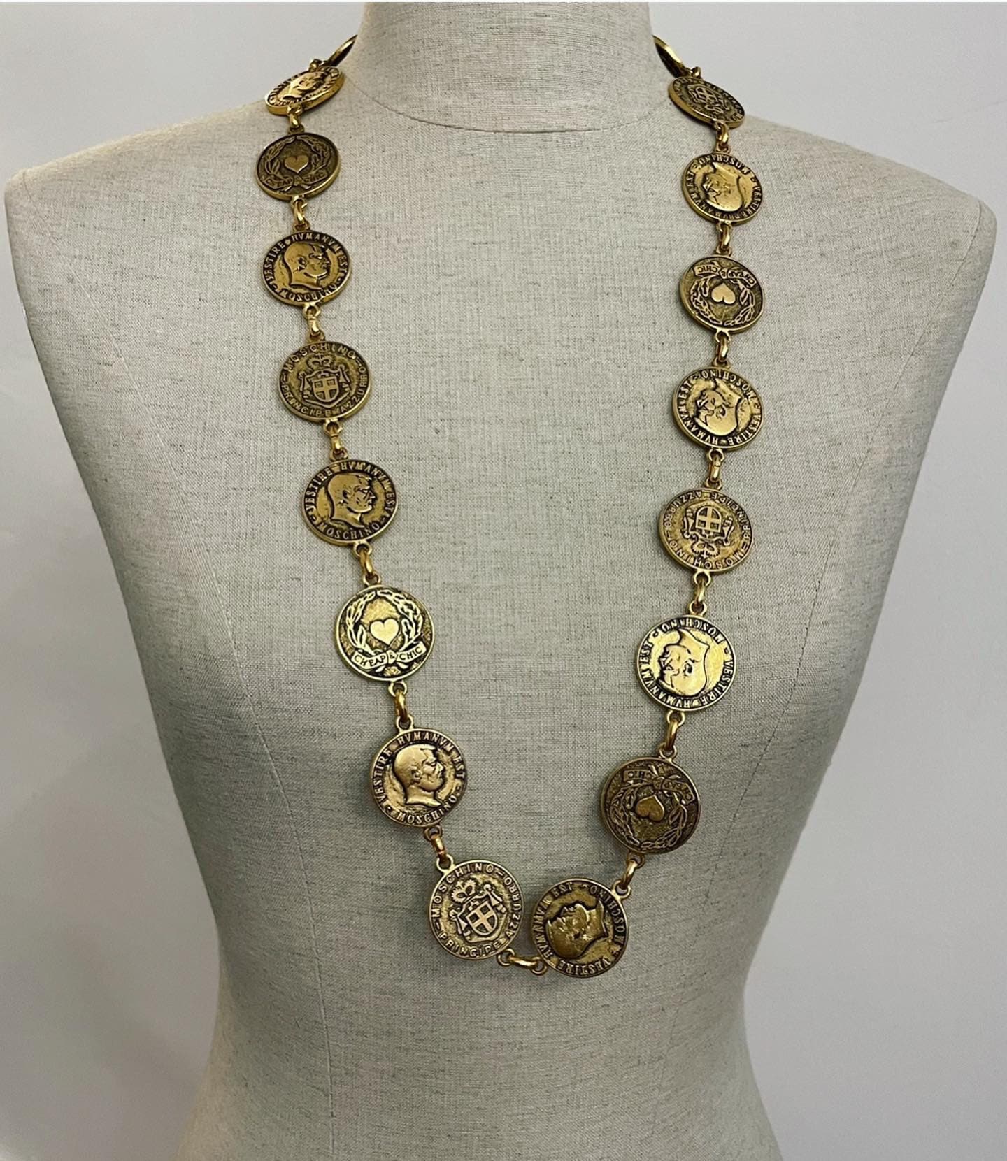 Moschino Cheap & Chic 1980's - Collar largo para usar también como cinturón de joyería, hecho de piezas falsas de latón - Firmado