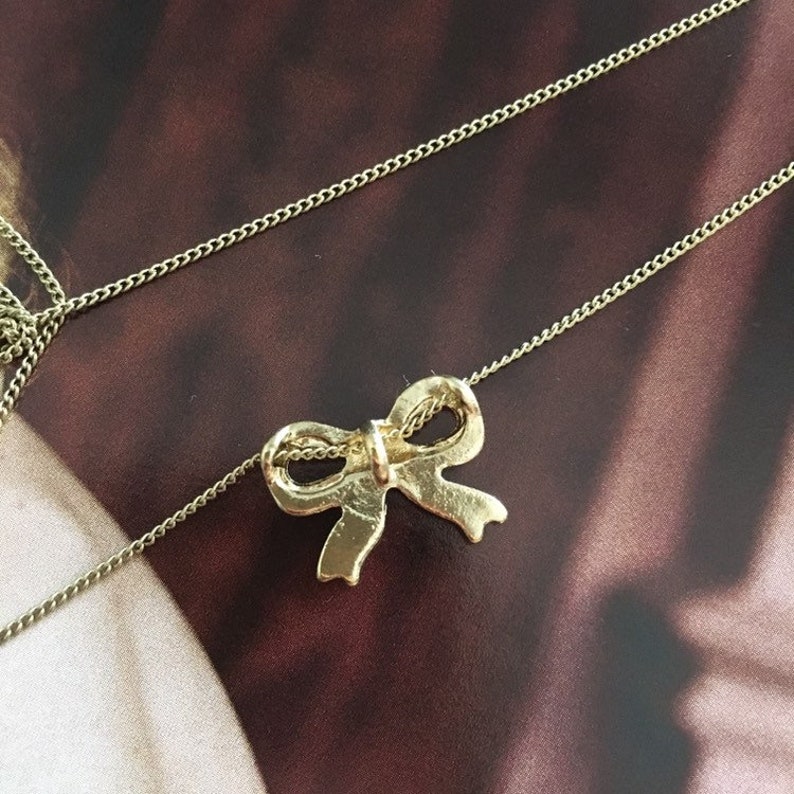 Neck knot consisting of a very thin chain and a brass knot pendant An adorable fantasy!