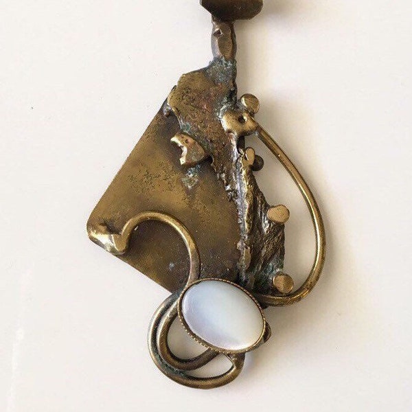 Imposant pendentif en bronze réhaussé d'un cabochon de nacre blanche et sachaîne- artisant d'art- pièce unique! Gipsy, boho, hippie!