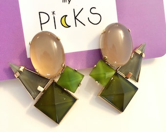 Philippe Ferrandis - Ear clips with oval cabochons of powder pink smoked glass and faceted geometric cabochons of green resin - Signed