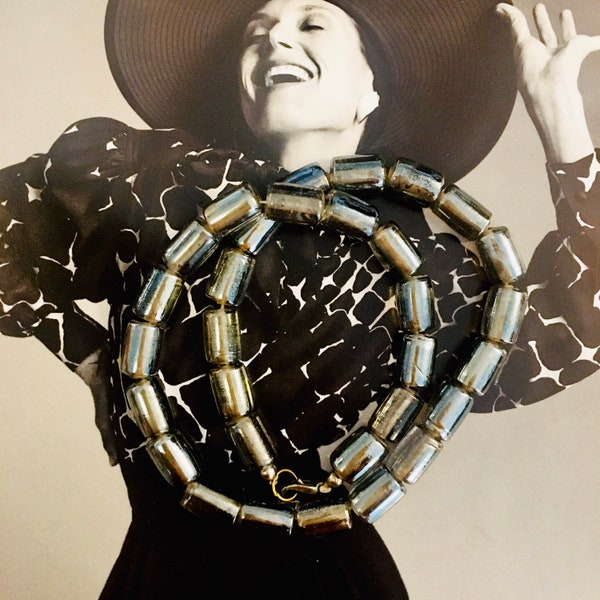 1970's- Collier de perles de verre cylindriques gris irisé- Sobre mais chic
