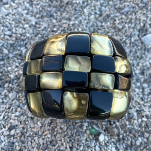Dominique Denaive Paris- Sublime et imposant bracelet manchette en résine noire et dorée à inclusion de poudre de nacre et d'or! Signé