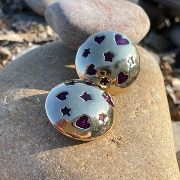 1980's- Boucles d'oreilles clips en bronze doré ornées de symboles coeurs et étoiles émaillées violet- Diamètre 3 cm