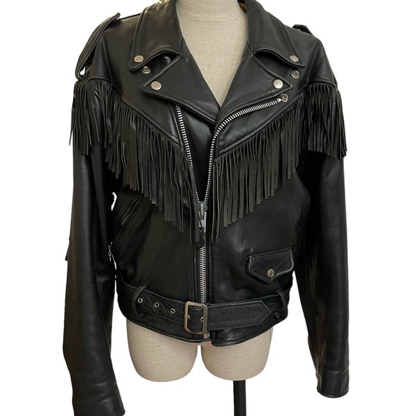 Creeks 1980's- Très tendance ce blouson de cuir noir coupe perfecto frangé, intérieur matelassé- Unisexe- Superbe pièce de qualité!