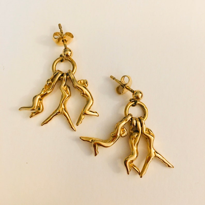 Gold-plated dying earrings Rares! Design by Julian Snelling 3 women hanging from a ring Charles Jourdan 1980/'s