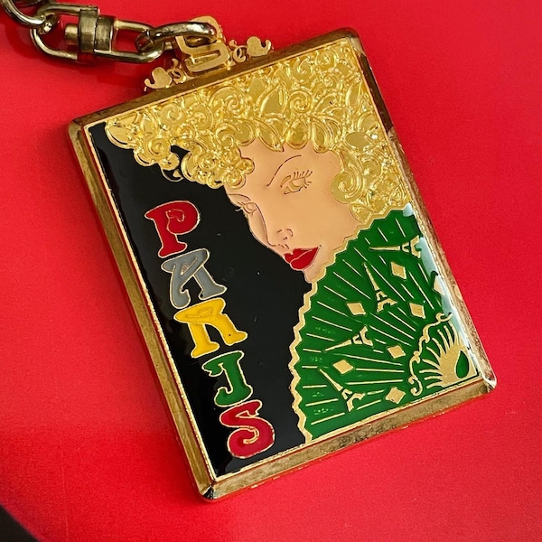 Porte clefs ou bijou de sac souvenir en laiton émaillé - Made in France 1993- Belle allégorie de Paris, sa Tour Eiffel, son Moulin Rouge!