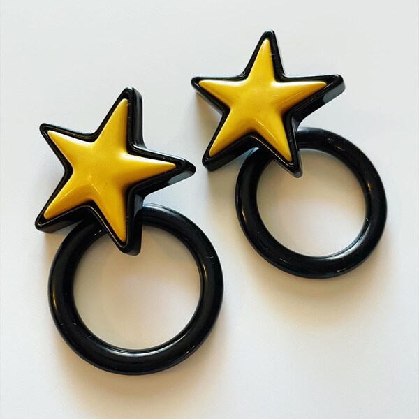 1980's- Super eighties these clips rings stars in resin! Light, pleasant and full of good humor!