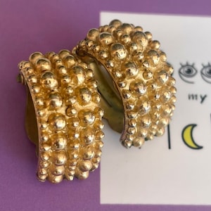Jacques Esterel 1970's - Small clip rings in matt gold tin decorated with embossed ball patterns (2.3 cm) - Made in France - Classic chic!