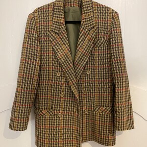 1980's Veste blazer croisée en laine motif pied de poule coloris kaki/ beige rehaussé de touches de violet/ moutarde/ rouge Chic image 2