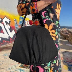 Bolso de Edwards USA vintage años 1950 - Bolso grande en fieltro de lana negro, cierre de bolso de gran tamaño en baquelita naranja - Estilo Art Déco