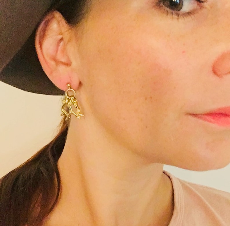 Gold-plated dying earrings Rares! Design by Julian Snelling 3 women hanging from a ring Charles Jourdan 1980/'s