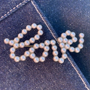 Moschino Love 1990's- LOVE brooch in brass covered with faux pearly pearls- To wear without moderation! on a bag, hat, jacket...