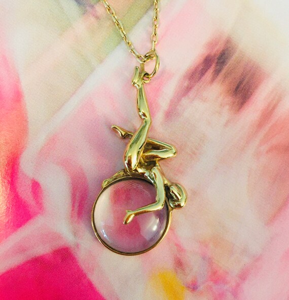Gold-plated dying earrings Rares! Design by Julian Snelling 3 women hanging from a ring Charles Jourdan 1980/'s